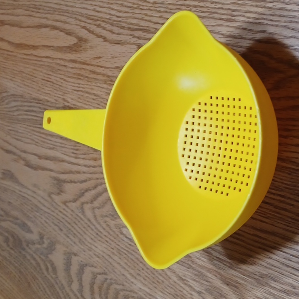 Tupperware Strainer - Picture 2 of 2